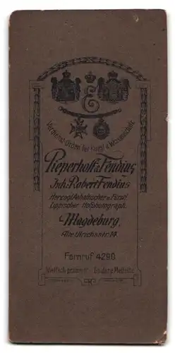 Fotografie Pieperhoff & Fendius, Magdeburg, Alte Ulrichsstrasse 14, Portrait junge Dame im modischen Kleid