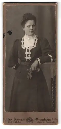 Fotografie Max Beyerle, Mannheim, Nächst der Breitenstrasse, Portrait junge Dame im modischen Kleid