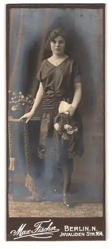 Fotografie Max Fischer, Berlin-N., Danziger-Strasse 98, Portrait junge Dame im Kleid mit Blumenstrauss