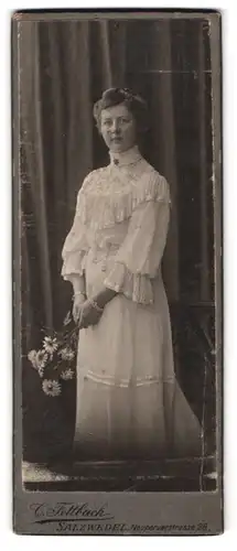 Fotografie C. Fettback, Salzwedel, Neuperverstrasse 28, Portrait junge Dame im hübschen Kleid mit Blumen