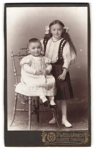 Fotografie D. Weissgärber, Zwönitz, Portrait älteres und jüngeres Mädchen in modischer Kleidung