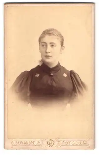 Fotografie Gustav André jr., Potsdam, Spandauer-Strasse 34, Portrait junge Dame im Kleid mit Puffärmeln