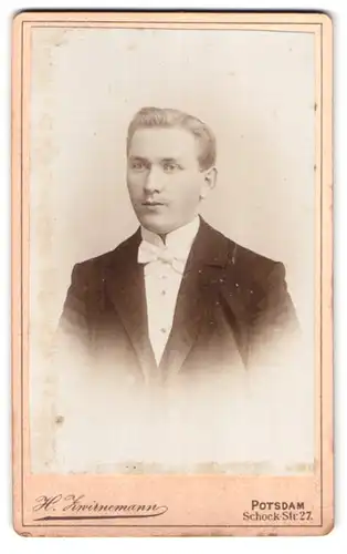 Fotografie H. Zwirnemann, Potsdam, Schock-Strasse 27, Portrait junger Herr im Anzug mit Fliege