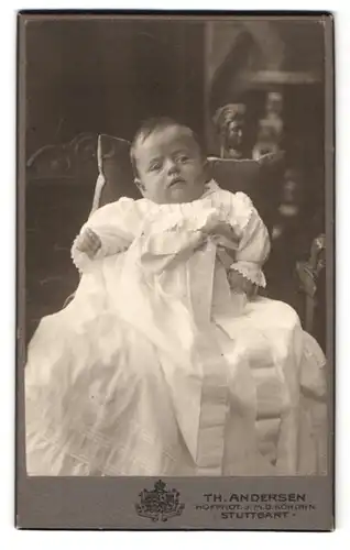 Fotografie Th. Andersen, Stuttgart, Charlottgnestrasse 8, Portrait süsses Kleinkind im langen weissen Kleid