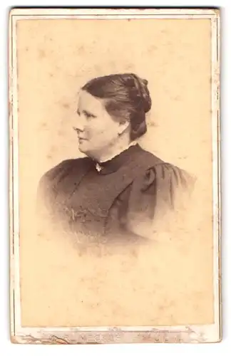 Fotografie Karl Meckes, Ulm, Ecke der Promenade und Glöcklerstrasse 11, Portrait Caroline Weigle mit hochgestecktem Haar