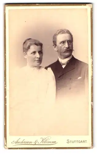 Fotografie Andersen & Klemm, Stuttgart, Charlottenstrasse 8, Portrait bürgerliches Paar in eleganter Kleidung