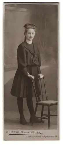 Fotografie K. Braun vorm. Müller, Ludwigsburg, Stuttgarterstrasse 10, Portrait junge Dame in modischer Kleidung