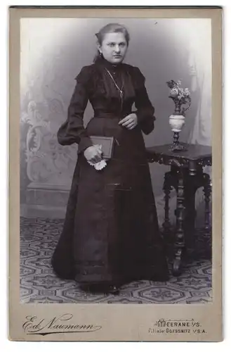 Fotografie Ed. Naumann, Meerane i /S, Augustus-Strasse 33, Portrait junge Dame im Kleid mit Buch in der Hand