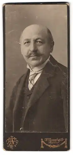 Fotografie H. Joseph & Co., Berlin-Rixdorf, Portrait bürgerlicher Herr mit Moustache