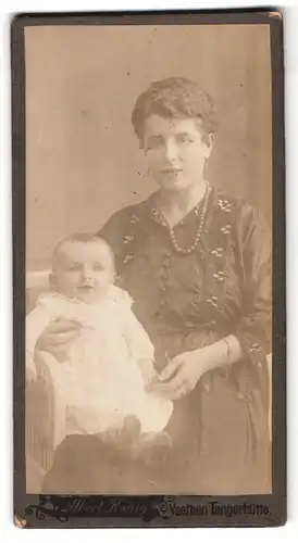 Fotografie Albert König, Vaethen-Tangerhütte, Portrait bürgerliche Dame mit Kleinkind im Arm