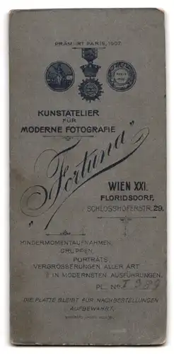 Fotografie Fortuna, Wien-Floridsdorf, Schlosshoferstrasse 29, Portrait junger Herr im eleganten Anzug