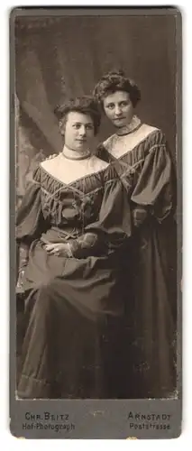 Fotografie Chr. Beitz, Arnstadt, Poststrasse, Portrait zwei junge Damen in hübschen Kleidern