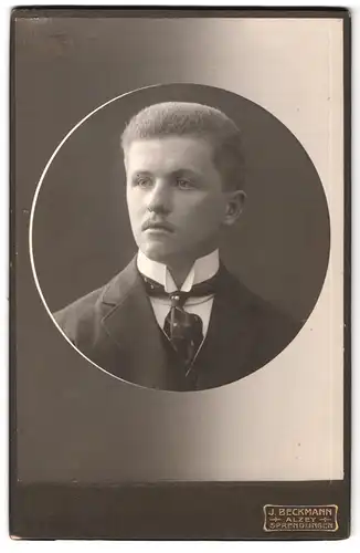 Fotografie J. Beckmann, Alzey, Brustportrait eleganter Herr mit Oberlippenbart