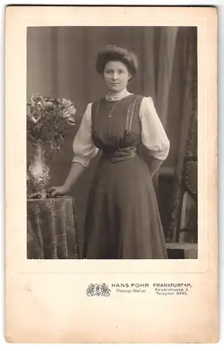 Fotografie Hans Fohr, Frankfurt a. M., Kaiserstrasse 3, Portrait junge Dame im modischen Kleid