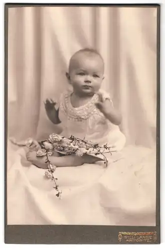 Fotografie Willi Lange, Kattowitz, Querstrasse 7, Portrait süsses Kleinkind im weissen Hemd