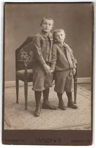 Fotografie Samson & Co., Frankfurt a. M., Zeil 46, Portrait zwei kleine Jungen in modischer Kleidung