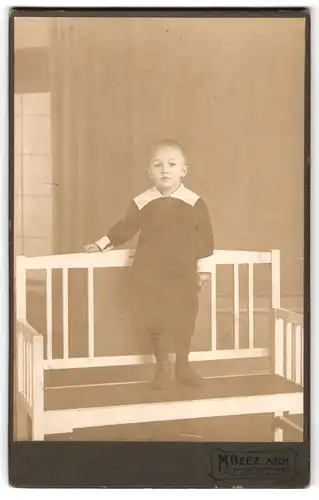 Fotografie M. Beez, Asch, Kasierstrasse, Portrait kleiner Junge in hübscher Kleidung