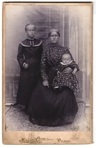 Fotografie Michael Cron, Vilbel, Portrait ältere Dame in hübscher Bluse mit Mädchen und Kleinkind