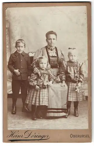 Fotografie Heinr. Döringer, Oberursel, Portrait bürgerliche Dame mit zwei Mädchen und einem Jungen