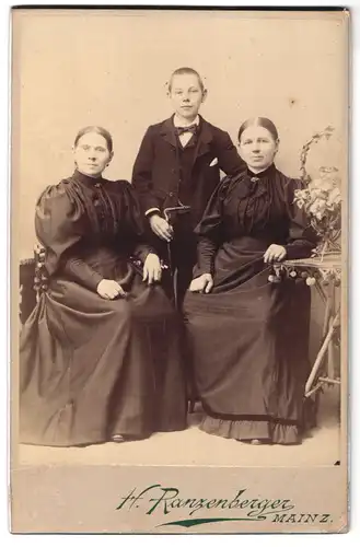 Fotografie H. Ranzenberger, Mainz, Portrait zwei bürgerliche Damen mit einem jungen Mann