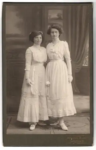 Fotografie R. List, Langen i /H., Portrait zwei junge Damen in weissen Kleidern