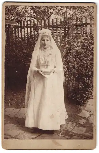 Fotografie unbekannter Fotograf und Ort, Portrait junge Dame im weissen Kleid mit Schleier und Buch
