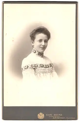Fotografie Chr. Beitz, Arnstadt, Poststrasse, Portrait junge Dame in modischer Kleidung