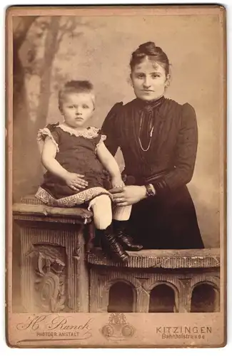 Fotografie H. Ranck, Kitzingen a /Main, Bahnhofstrasse, Portrait bürgerliche Dame mit kleinem Mädchen