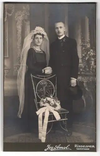 Fotografie Jos. Amsl, Rüsselsheim, Waldstrasse, Portrait junges Paar in Hochzeitskleidung mit Schleier und Blumen