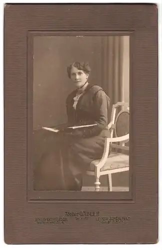 Fotografie Atelier Gabler, Leipzig-Eutritzsch, Wilhelminerstrasse 4, Portrait eleganter Dame mit einem Buch