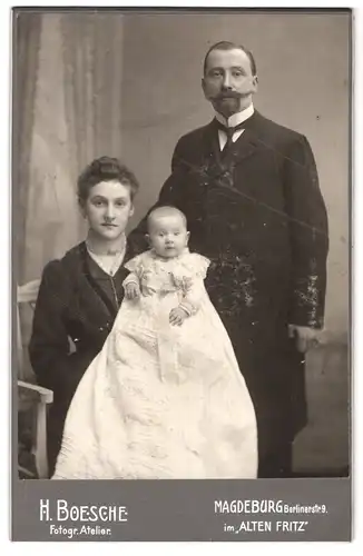 Fotografie H. Boesche, Magdeburg, Berlinerstrasse 9, Portrait bürgerliches Paar mit einem Baby