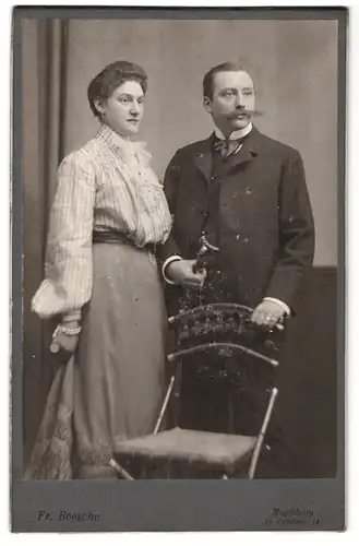 Fotografie Fr. Boesche, Magdeburg, Jakobstrasse 14, Portrait bürgerliches Paar in modischer Kleidung