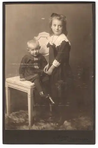 Fotografie J. Menge, Aschersleben, Johannespromenade Tie 20, Portrait kleines Mädchen im Kleid mit Brüderchen
