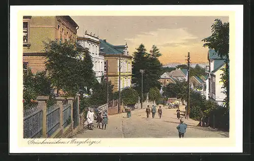 AK Grünhainichen /Erzgeb., Strassenpartie mit Passanten