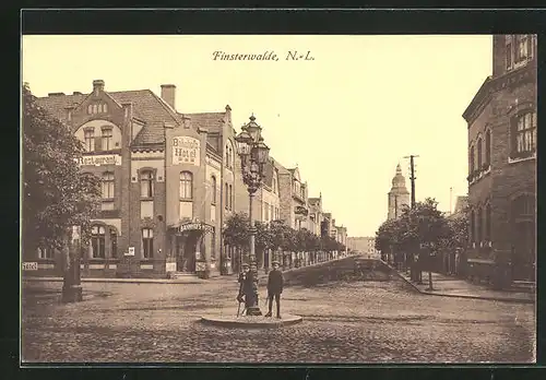 AK Finsterwalde, Strasseneck am Bahnhofshotel