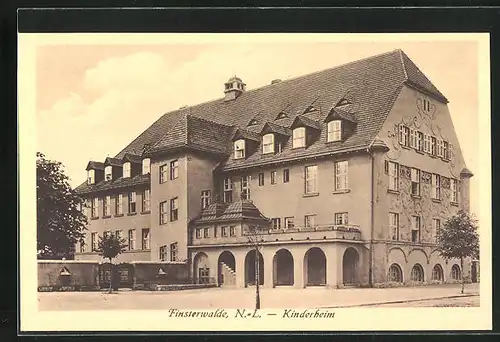 AK Finsterwalde, Kinderheim mit Strassenpartie