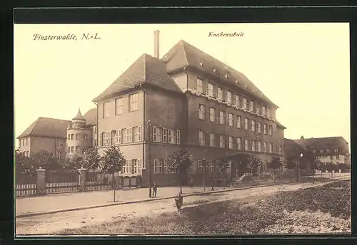 AK Finsterwalde, Knabenschule mit Strassenpartie
