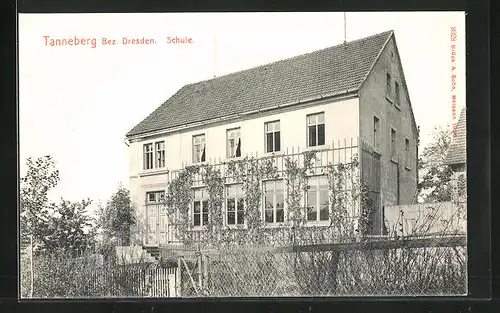 AK Tanneberg /Bez. Dresden, Schulgebäude mit Garten