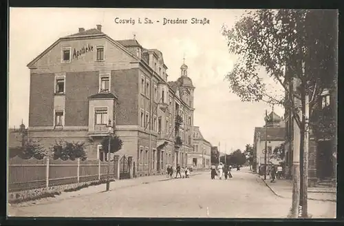 AK Coswig i. Sa., Passanten vor der Apotheke in der Dresdner Strasse