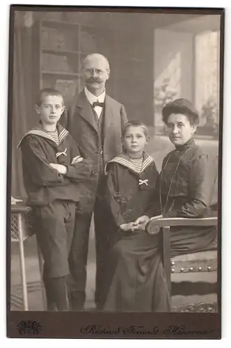 Fotografie Richard Freundt, Hannover, Feldstrasse 2a, Brüder in Matrosenanzügen mit Eltern