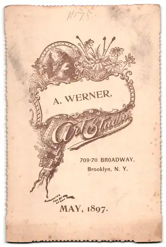 Fotografie A. Werner, Brooklyn, N. Y., 709-711 Broadway, Jüngling mit Ansteckblume