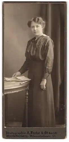 Fotografie J. Fuchs & Co., Berlin-Charlottenburg, Wilmersdorferstrasse 57, Junge Frau in gestreifter Bluse