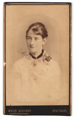 Fotografie Maler Buchner, Stuttgart, Portrait junge Dame in hübscher Kleidung