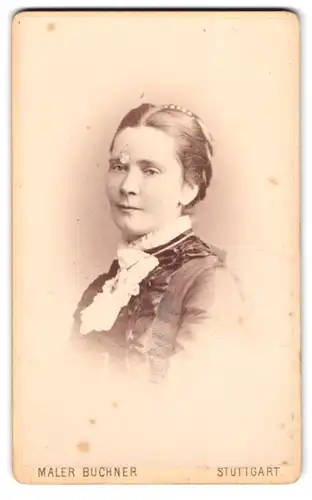 Fotografie Maler Buchner, Stuttgart, Portrait junge Dame im hübschen Kleid