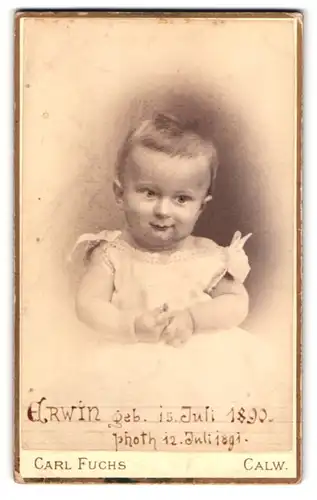 Fotografie Carl Fuchs, Calw, Portrait Erwin als Kleinkind im weissen Kleid