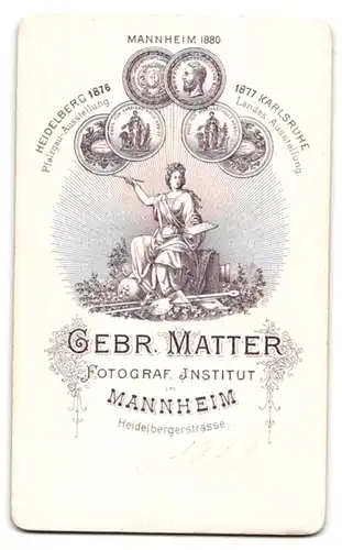 Fotografie Gebr. Matter, Mannheim, Heidelbergerstasse, Portrait ältere Dame im Kleid mit Haube