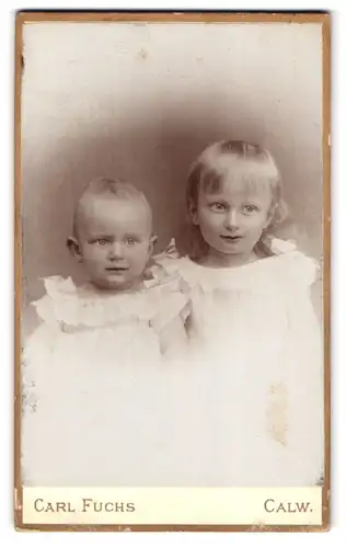 Fotografie Carl Fuchs, Calw, Portrait zwei kleine Kinder in weissen Kleidern