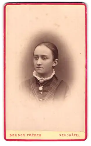 Fotografie Bruder frères, Neuchâtel, Rue de l`Hôpital, 17, Portrait junge Dame mit zurückgebundenem Haar