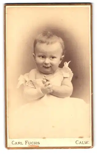 Fotografie Carl Fuchs, Calw, Marktplatz, Portrait süsses Kleinkind im weissen Kleid