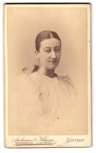 Fotografie Andersen & Klemm, Stuttgart, Charlottenstrasse 8, Portrait junge Dame mit zurückgebundenem Haar